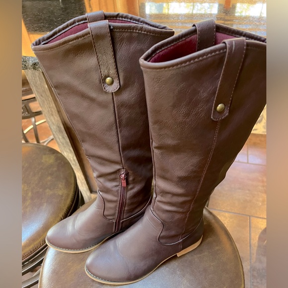 Boots size 6 1/2 brownish burgundy color. 1” heel. Very comfortable - Picture 1 of 1